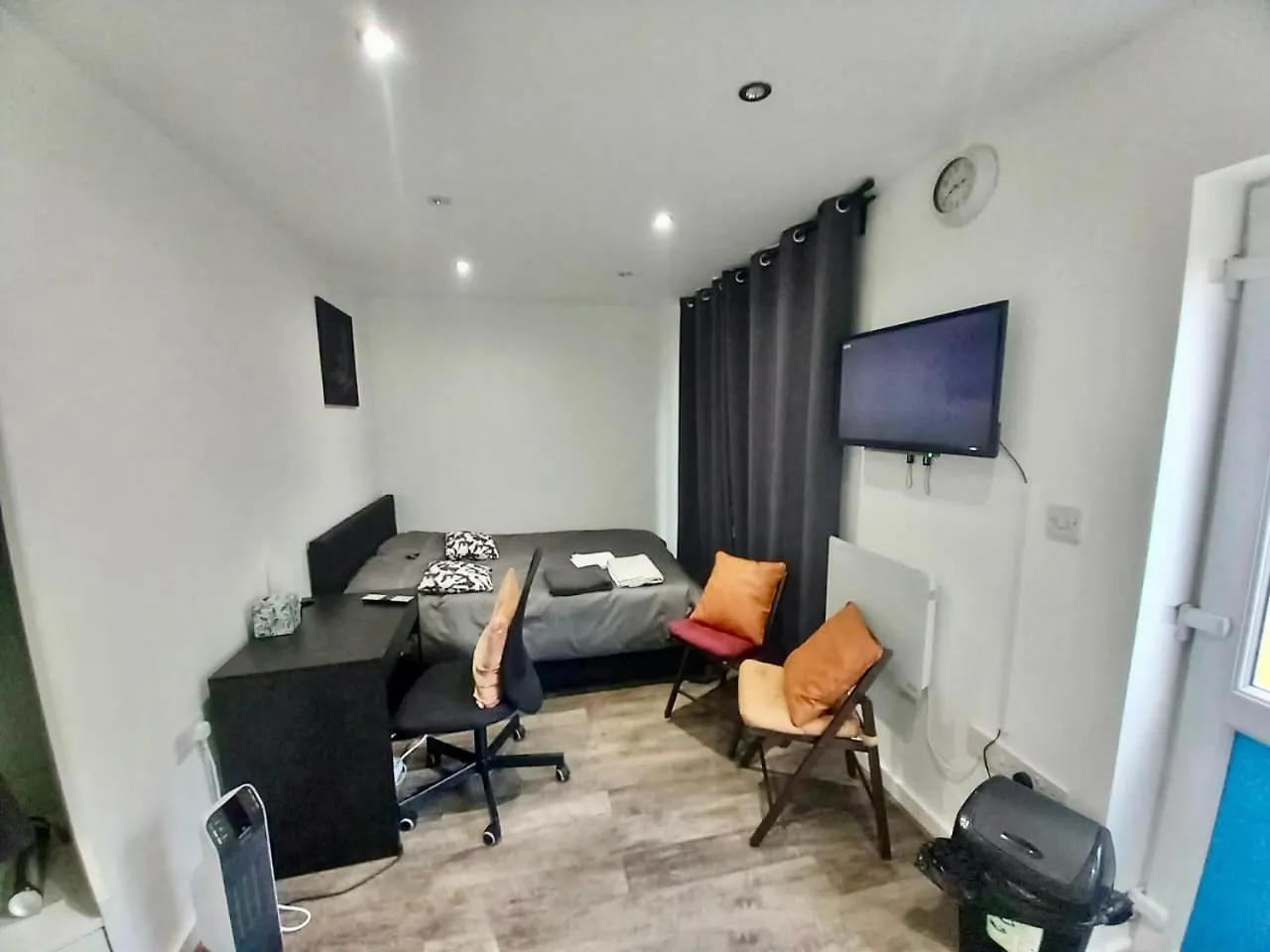 Cosy 1-Bed Studio In Northolt Perfect To Unwind contacts